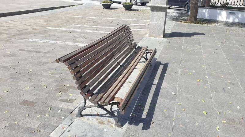 A alguno de los bancos les faltan travesaños (Foto TA)